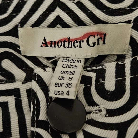 Another Girl Size 4 Black & White Heart Croppee Pants - Picture 4 of 4